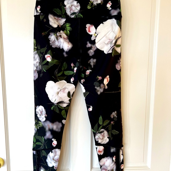 VICTORIA SPORT LEGGINGS GORGEOUS ROSE PATTERN SZ-M W/INSET MESH AT ANKLES EUC 🌹 - Picture 3 of 4